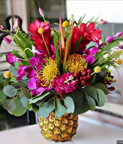 Pineapple Vase Centerpiece, Pineapple Floral Centerpiece, Pineapple Vase With Flowers, Pineapple Floral Arrangement, Luau Floral Arrangements, How To Decorate A Restaurant For A Party, Pineapple Centerpiece Ideas, Hawaiian Centerpiece Ideas, Pineapple Bouquet