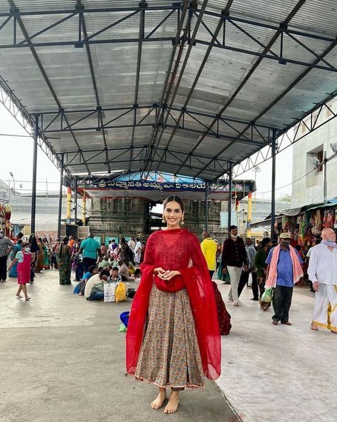 Manushi Chillar, Manushi Chhillar, Academic Dress, Saree, Actresses, On Instagram, Instagram