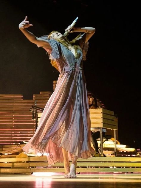 Florence Welch Photography, Person Dangling Reference, Ethereal Poses Drawing, Flowy Poses Reference, Goddess Pose Reference, Aurora Dancing, Florence Welsh, Florence Welch Style, Harry Clarke