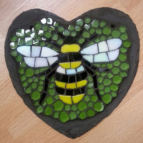 Mosaic On Slate, Mosaic Bees, Mosaic Pavers, Bee Mosaic, Making Mosaics, Mosaic Furniture, Mosaic Art Diy, Mosaic Rocks, Mosaic Flower Pots