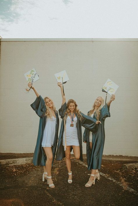 Graduation Pose Ideas With Friends, Cap And Gown Senior Pictures With Friends, Graduation Pic Ideas With Friends, Grad Picture Ideas Friends, Graduation Photo Ideas With Friends, Grad Photos With Friends, Graduation Pictures Friends, Graduation Pics With Friends, College Graduation Pictures With Friends