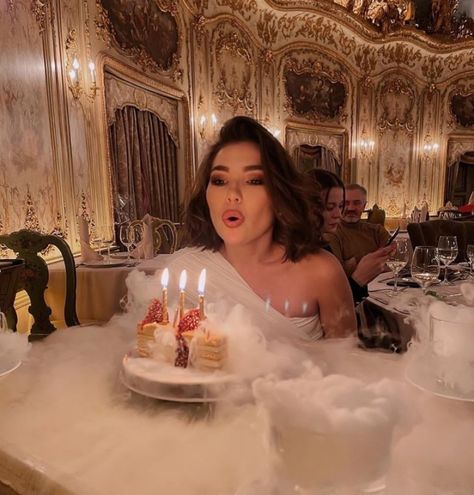 Selfie Poses Instagram, 22nd Birthday, Jenner Outfits, Birthday Dinner, 25th Birthday, Aesthetic Women, Face Photo, Birthday Pictures, Birthday Dinners