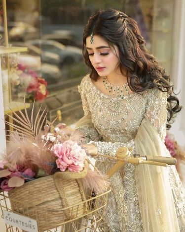 Modest Glamour: Latest Abaya & Hijab Fashion Inspirations Valima Bride Hairstyles, Pakistani Makeup Looks Wedding, Valima Hairstyles Pakistani, Hairstyle On Sharara, Mehndi Hairstyles Pakistani, Desi Wedding Hairstyles, Shaadi Hairstyles, Valima Makeup, Saher Khan