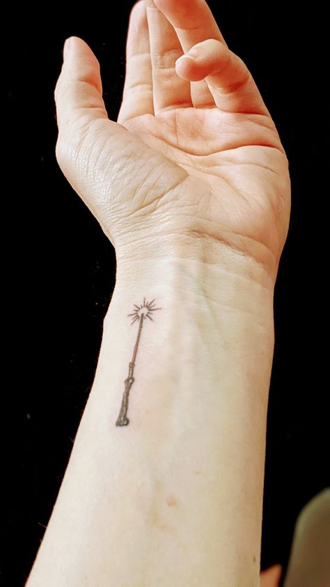 Hermione Granger Wand Tattoo, Lumos Wand Tattoo, Harry Potter Wands Tattoos, Wand Harry Potter Tattoo, Wand Tattoo Finger, Small Wand Tattoo, Harry Potter Tattoos Wand, Lumos Tattoo Harry Potter, Glinda Wand Tattoo