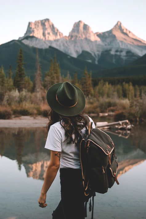 Hiking Photoshoot, Fall Hiking Outfits, Mountain Photoshoot, Best Travel Backpack, Adventure Girl, Mens Backpack Travel, Hiking Photography, Hiking Outfit Women, Mountain Girl