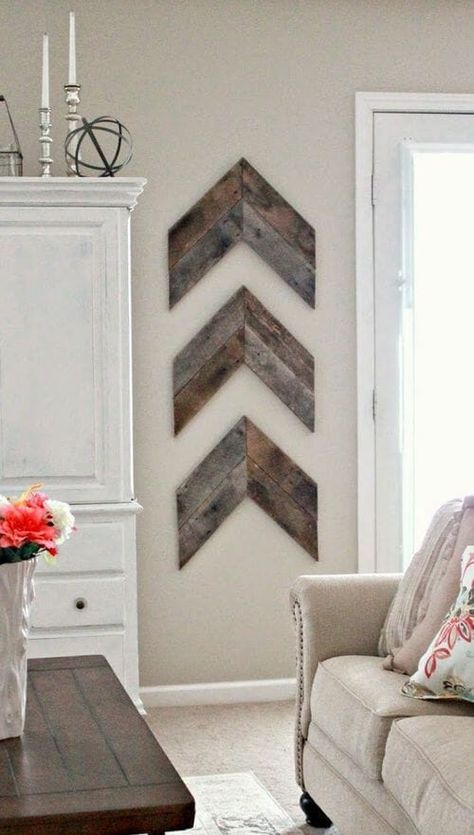 DIY Farmhouse Wood Arrows for Wall Farmhouse Diy Decor, Wooden Arrow, Diy Wood Stain, Diy Wood Wall, Wall Trends, Cheap Wall Decor, Arrow Art, Diy Decor Ideas, Diy Farmhouse Decor