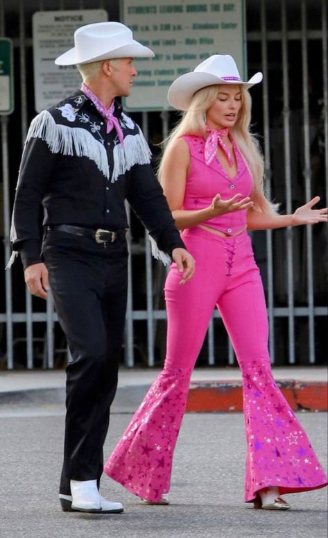 Costume Halloween Duo, Margot Robbie And Ryan Gosling, Barbie And Ken Costume, Iconic Halloween Costumes, Barbie Halloween Costume, Barbie Halloween, Duo Halloween Costumes, Couples Halloween Outfits, Cute Couple Halloween Costumes