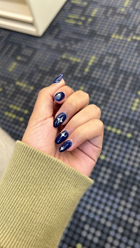 Navy Blue And Silver Aesthetic, Nail Art Designs Navy Blue, Navy Blue Nails With Stars, Navy Silver Nails, Nails Biogel, Navy Blue Nails With Silver, Navy Blue And White Nails, Navy Blue And Silver Nails, Dark Blue And Silver Nails