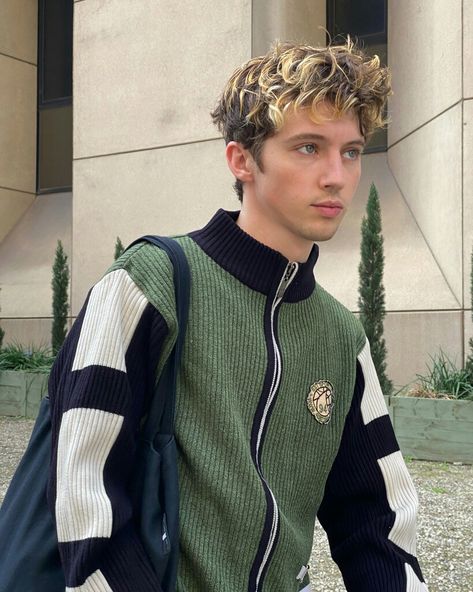 Blond Highlights Men, Blonde Buzzcut, Iconic Singers, Best Drag Queens, Iconic People, Going Blonde, Curly Haircuts, Men Hair Color, Troye Sivan