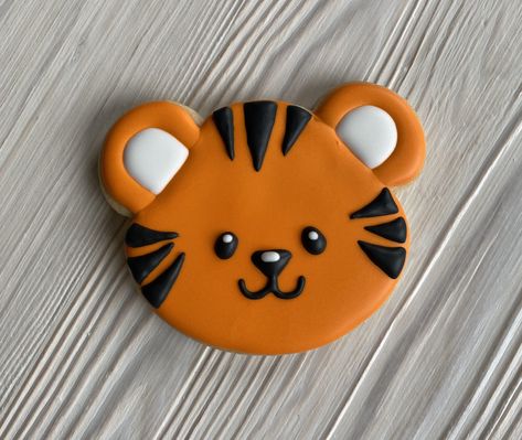 Tiger cookies by Dyan Tiger Clay Art, Tiger Cookies Decorated, Tiger Cakes, Clay Tiger, Fimo Animals, Tiger Cookies, Tiger Birthday, Pillows Decorative Diy, Clay Keychain