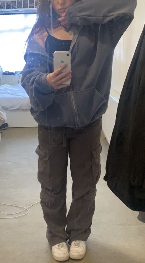 Baggy Cargo Outfit, Baggy Clothes Outfit, Grey Cargos, Baggy Pants Outfit, Baggy Outfit Ideas, Cargo Outfit, Outfits Baggy, Cargo Pants Outfit, Baggy Style