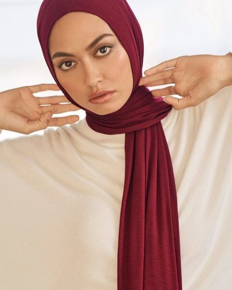 Our beautiful, rich and luxurious jersey hijab in the frame. This color just brightens up the face. Such a beautiful color! Order one for yourself online at urbanhijab.in 💯 #urbanhijab #forthemodestinyou #berryhijab #jerseyhijab #modestwearinindia #hijaabi #shopabaya #shophijab Haute Hijab, Long Face Shapes, Hijab Caps, Jersey Hijab, Face Cut, Fashion Moodboard, Round Face Shape, Oval Face Shapes, Oval Face