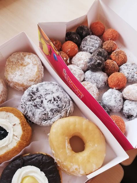 everyone deserves a sweet treat... #dunkin' donuts #donuts #munchkins Dunkin Donut Munchkins, Choco Balls Recipe, Munchkin Donut, Dunkin Donuts Aesthetic, Iced Chai Latte Recipe, Coconut Balls Recipe, Chocolate Coconut Balls, Sugar Cookie Desserts, Cheetos Puffs