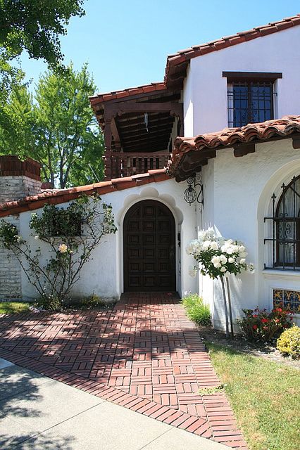 Mexican Tile Art, Wildflower Gardens, Mediterranean Houses, Spanish Exterior, Spanish Casa, Beautiful Entrance, Spanish Colonial Homes, Spanish Revival Home, Building Envelope