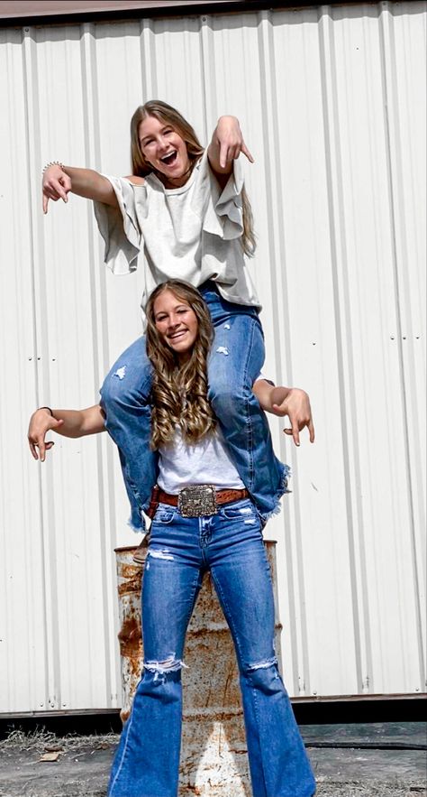 Cute Outfits Country, Country Photoshoot Ideas Best Friends, Western Friend Photoshoot, Cowgirl Friends Photoshoot, Country Best Friend Pictures, Rodeo Pics With Friends, Bestie Western Photoshoot, Western Best Friend Pictures, Western Photo Shoots