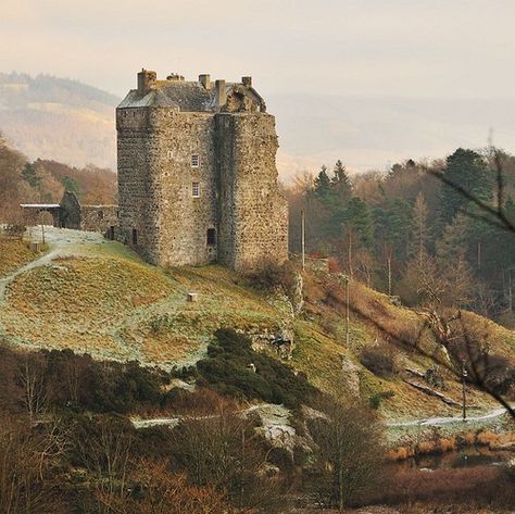 Dream Castles - Democratic Underground-14th century Neidpath Castle sits high above the river Tweed, Scotland Neidpath Castle, British Castles, Medieval Era, Dreamy Places, Scottish History, Old Castle, Chateau Medieval, Castle Scotland, Interesting Pictures