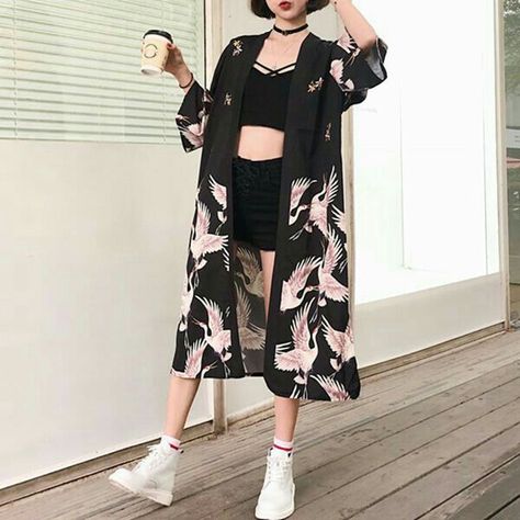 uno de tantos si estuvieras en Oneus #fanfic # Fanfic # amreading # books # wattpad Japanese Streetwear Women, Long Kimono Cardigan, Printed Kimono Jacket, Elegantes Outfit Damen, Japanese Yukata, Kimono Outfit, Kimono Coat, Black Kimono, Tops And Blouses