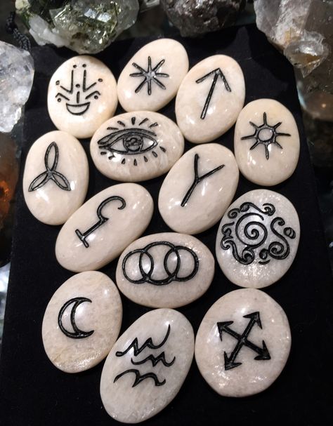 Rune Set Diy, Diy Rune Set, Diy Runes Ideas, Runes Diy, Witch's Runes, Wiccan Runes, Divination Runes, Symbole Viking, Wiccan Crafts