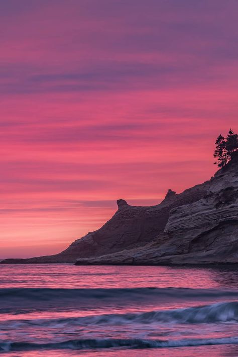 A nearly blinding radiant sunset. Cape Kiwanda, Oregon Coast. Nicholas Steven Photography! (Original) ~Amen~ 9 June 2022 💜🙏✨✝️🌻🌷🍄🌹🌼 Xoxo Coast Photography, Cape Kiwanda, Washington Coast, Oregon Washington, June 2022, Oregon Coast, Heaven On Earth, Nature Inspiration, Oregon