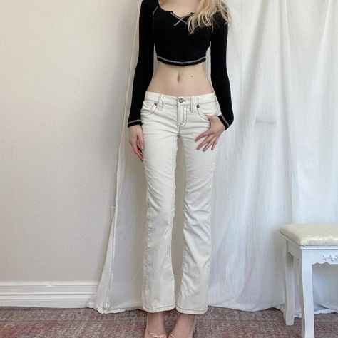 Corduroy Jeans Outfit, White Corduroy Pants, Low Rise Flare Pants, Pretty Clothing, White Flares, Light Style, Corduroy Jeans, Fashion Lighting, Low Waisted