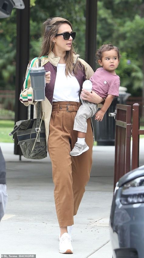 Party At A Park, 38 Year Old Woman, Jessica Alba Family, Jessica Alba Casual, Jessica Alba Style, Mila Kunis, Mommy Style, Fashion Mistakes, Jessica Alba