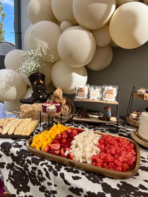 Rodeo Themed 1st Birthday Food Ideas, Western Food Table Decoration, Rodeo Desert Table, Cow Print Treat Table, First Rodeo Treat Table, Western Fall Baby Shower Ideas, Western Treat Table, Cowboy Baby Shower Food Ideas, Western Dessert Table Ideas