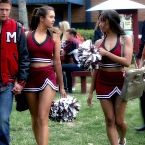 Bonnie Bennett Outfits, Vampy Girl, Cheerleader Aesthetic, Bennett Aesthetic, Indie Hipster Fashion, Vampire Diaries Outfits, Vampire Diaries Poster, Preppy Grunge, Bonnie Bennett