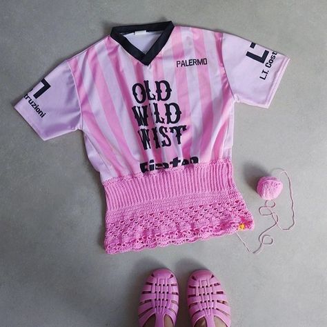 upcycling a football t-shirt with crochet 🧶👕🩷✂️ in the process of turning this football kit into a dress ♻️ and just loving the contrast between sporty and the cute lace stitches ⚽🌸😄 can't wait to show the end result! _ #crochetlace #upcyclersofinstagram #crochetprocess #crochetdress #upcycledfashion #palermofootballclub #crochetdesign #crochetgram #crochetupcycle Football Sewing Projects, Reworked Clothes Diy Ideas, Crochet Shirt Outfit, Upcycle Crochet, Football Shirt Outfit, Reworked Clothes Diy, Alt Crochet, Diy Jersey, Crochet Soccer