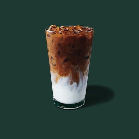 Iced Coffee Recipe Keurig, Easy Coffee Drinks, Coffee Macchiato, Caramel Drinks, Iced Caramel Macchiato, Best Starbucks Drinks, Caramel Dessert, Café Starbucks, Ice Caramel Macchiato