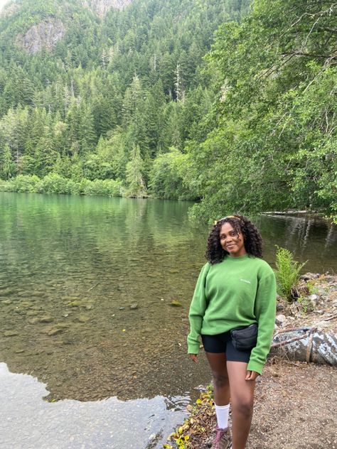 Black Women Hiking Outfit, Hiking Outfit Summer Black Women, Hiking Outfit Black Women, Cute Hiking Outfit Summer Plus Size, Hiking Fits Summer Aesthetic, Woman Hiking Aesthetic, Hiking Baddie, Girls Hiking Outfit, Granola Girl Hiking Outfits