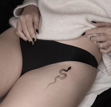 Snake Thigh Tattoo, Small Snake Tattoo, Small Snakes, Snake Tattoo Design, Small Pretty Tattoos, Delicate Tattoo, Snake Tattoo, Pretty Tattoos, Thigh Tattoo