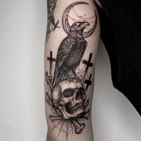 Crow Tattoo For Men, Animal Tattoo Meanings, Black Crow Tattoos, Rabe Tattoo, Gotik Tattoo, Crow Tattoo Design, Woodcut Tattoo, Tier Tattoo, Tarot Tattoo