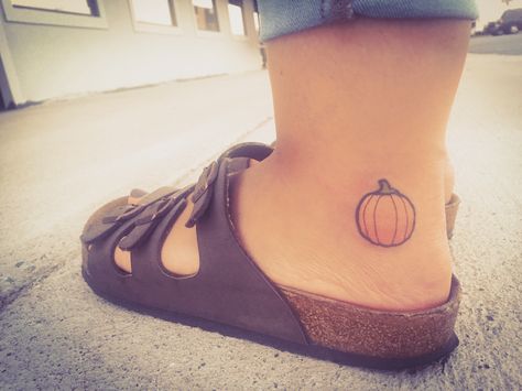 Cute little pumpkin tattoo. Minimalist Pumpkin Tattoo, Small Pumpkin Tattoo, Cute Pumpkin Tattoo, Pumpkin Tattoos, Lil Tattoos, Tattoos With Names, Tattoo Baby, Pumpkin Tattoo, Small Tats