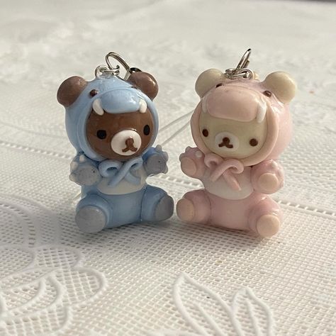 dino rilakkuma & korilakkuma ᡣ𐭩 ૮ ˙Ⱉ˙ ა blue: $35 usd pink: $35 usd shipping: usa only ! $5 tracked ᯓᡣ𐭩 dm to purchase #charms #polymerclay #keychain #smallbusiness Rilakkuma Clay Charm, Cute Clay Charms, Clay Art Ideas, Pink Shopping, Rilakkuma Korilakkuma, Clay Keychain, Pinterest Crafts, Cute Bunny Cartoon, Diy Iphone Case