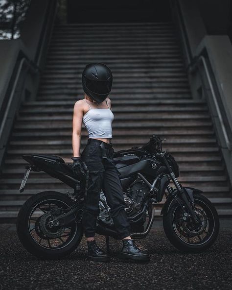 Caferacer boss on Instagram: “@mt07sara ・・・ Was wünscht du dir zu Weihnachten ? 📸 @dome_smc . 🏍 YamahaMt07. #nakedbike #bikelife #supermotard #motorrad #SupermotoNation…” Bike Pose, Motorcycle Photo Shoot, Biker Girl Outfits, Girl Riding Motorcycle, Xe Ducati, Motocross Girls, Biker Photography, Dance Picture Poses, Moto Girl