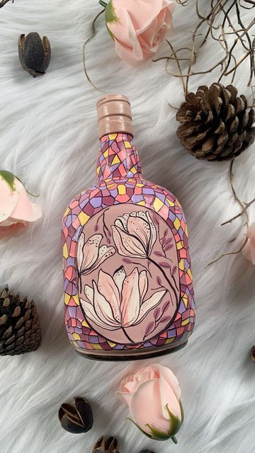 Glass Paints On Bottles, Glass Paint Bottle Art, Bottle Art With Photos, Creative Bottle Art, Bottel Paintings Aesthetic, Bottle Art Ideas Creative, Glass Painting Designs On Bottles, Glass Bottle Art Ideas Creative, Aesthetic Bottle Painting