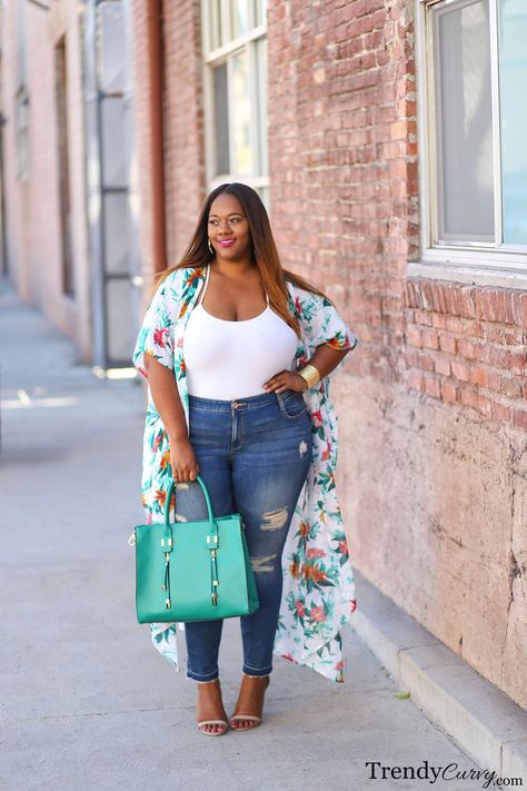 Spring Florals | Plus Size Fashion | TrendyCurvy Mode Kimono, Mode Casual, Holiday Dress, Moda Plus, Curvy Outfits, Jeans Outfit, Look Plus, Big Girl, Spring Dress