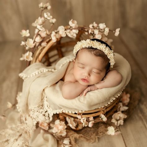 I think these colours are perfect for newborn babies. They are timeless and beautiful 😍 What do you think? Boho Newborn Photoshoot, Photoshoot For Newborn, Newborn Photoshoot Theme, Newborn Theme, Baby Announcement Photos, Newborn Baby Photoshoot, Baby Shoot, Baby Poses, Newborn Baby Photos