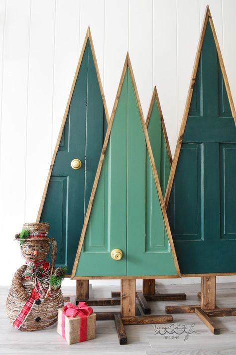 Wood Christmas Trees Diy, Rustic Christmas Decorations, Christmas Decorations Ideas, Wooden Christmas Tree Decorations, Old Wooden Doors, Pallet Christmas Tree, Business Christmas, Pallet Christmas, How To Make Christmas Tree