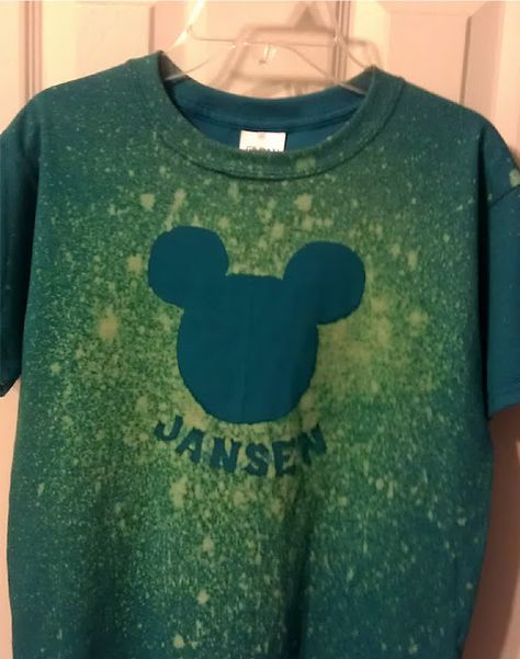 DIY bleach Mickey Mouse shirt....also says if you take pillowcase to guest services they'll return it to you with all signatures! Disney Stencils, Diy Bleach, Bleach Shirt Diy, Mickey Mouse Shirt, Diy Disney Shirts, Disney Board, Mickey Shirt, Mickey Mouse Shirts, Mickey Party