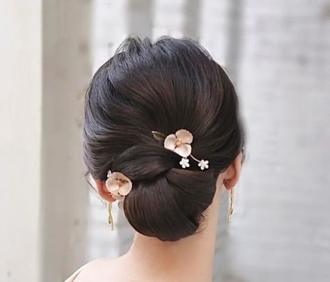 Hanbok Hairstyle, Tea Ceremony Hair, Kimono Hairstyle, Graduation Look Makeup, Hanbok Hair, Asian Bridal Hair, Bridal Hair Veil, Wedding Hair Up, Bridal Hair Buns