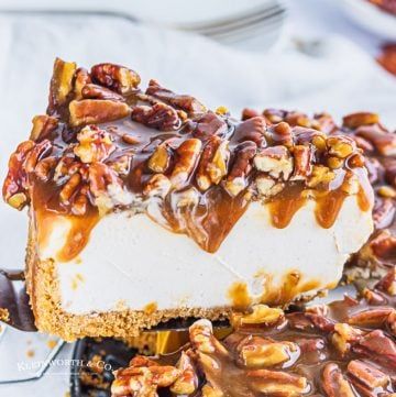 No-Bake Pecan Pie Cheesecake - Kleinworth & Co No Bake Cheesecake Pie, Cajun Thanksgiving, Woolworth Cheesecake, Pecan Cheesecake Recipes, Butter Pecan Cheesecake, Pecan Pie Cheesecake Recipe, Homemade Caramel Recipes, Pecan Pie Cheesecake, Baked Caramel