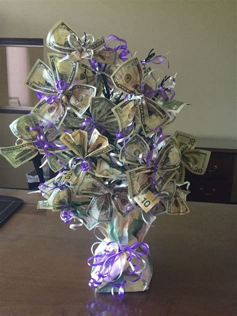 money bouquet - Yahoo Image Search Results Money Tree Ideas, Money Bouquets, Money Cakes, Money Folding, Money Leis, Graduation Money Gifts, Money Rose, Money Gift Ideas, Dollar Origami