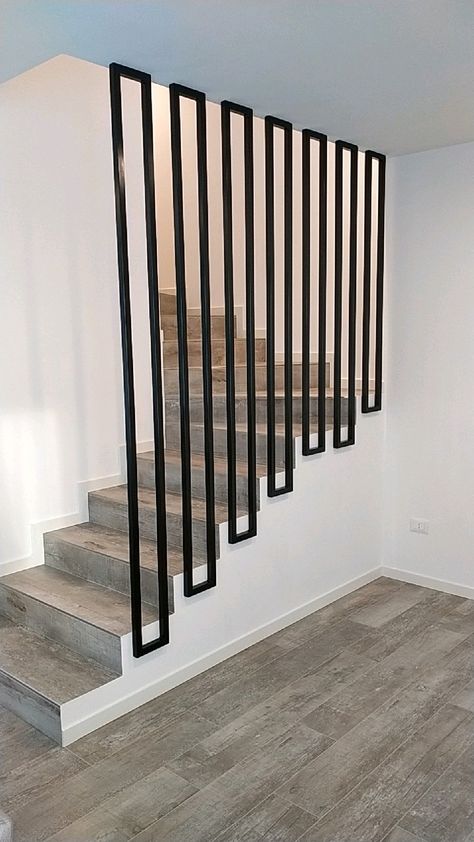 درابزين السلم, درج السلم, Bloxburg Hallway, Staircase Design Modern, Modern Hallway Ideas, Staircase Railing Design, Stairs Design Interior, Balcony Grill Design, Stair Railing Design