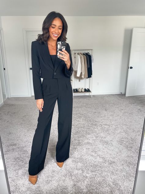 Cropped Blazer Outfit Work, Cropped Fitted Blazer For Business Casual, Black Crop Blazer Outfit Classy, Chic Cropped Blazer For Work, Blazer Crop Top Outfit, Black Cropped Blazer Outfit, Chic Tailored Cropped Blazer, Blazer Set Outfit, Chic Cropped Fitted Blazer