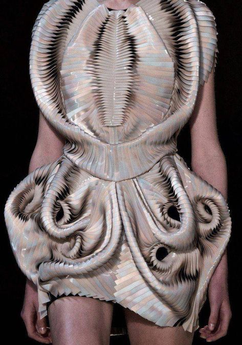 This dress that looks like an octopus Detail Couture, Sculptural Fashion, Collection Couture, Iris Van Herpen, 3d Fashion, Futuristic Fashion, Zuhair Murad, Future Fashion, Inspired Fashion