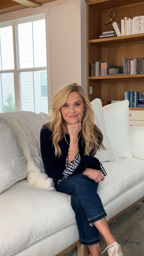 Reece Witherspoon Style, Reese Witherspoon House, Reese Witherspoon Instagram, Reese Witherspoon Hair, Reece Witherspoon, Reese Whiterspoon, Reese Witherspoon Style, Video Reels, Shade Of Pink