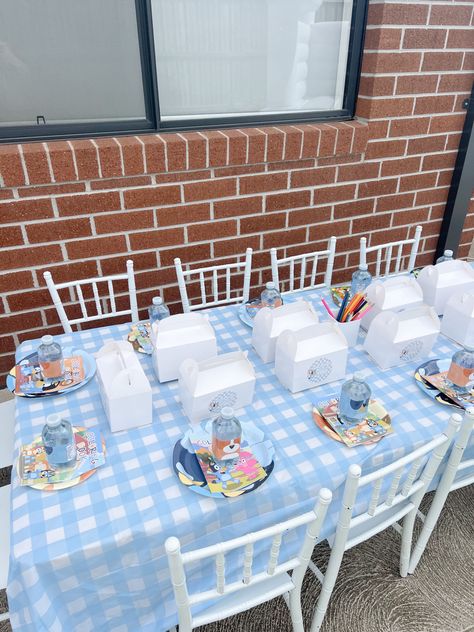 Small Bluey Birthday Party, Aesthetic Bluey Birthday, Bluey Table Decorations, Bluey Birthday Decor, Bluey Birthday Party Ideas Food, Bluey Dessert Table Ideas, Bluey Birthday Centerpieces, Fiesta Bluey, Birthday Setup