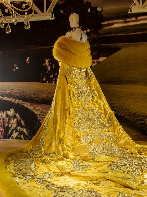 Guo Pei Gao Pei, Gold Yellow Aesthetic, Guo Pei Couture, Motif Soutache, Guo Pei, Yellow Gown, The Met Gala, Fashion Gowns, Iconic Dresses