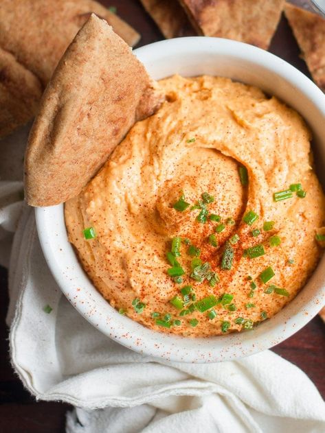 Buffalo Hummus - Connoisseurus Veg Buffalo Hummus Recipe, Buffalo Hummus, Hummus Appetizers, Vegan Apps, Easy Hummus Recipe, Healthy Afternoon Snacks, Hummus Recipe, Vegan Appetizers, Detox Recipes